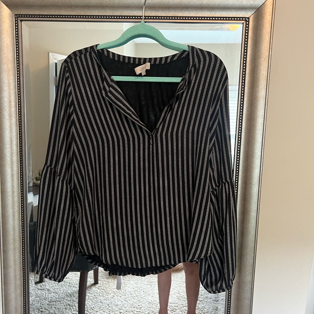 LOFT black and white patterned blouse with balloon sleeves